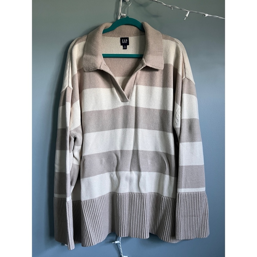 GAP Cream and Tan V-Neck Sweater